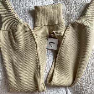 NWT TURTLE NECK CROPPED DROP SHOULDER SWEATER FROM LOCAL BOUTIQUE